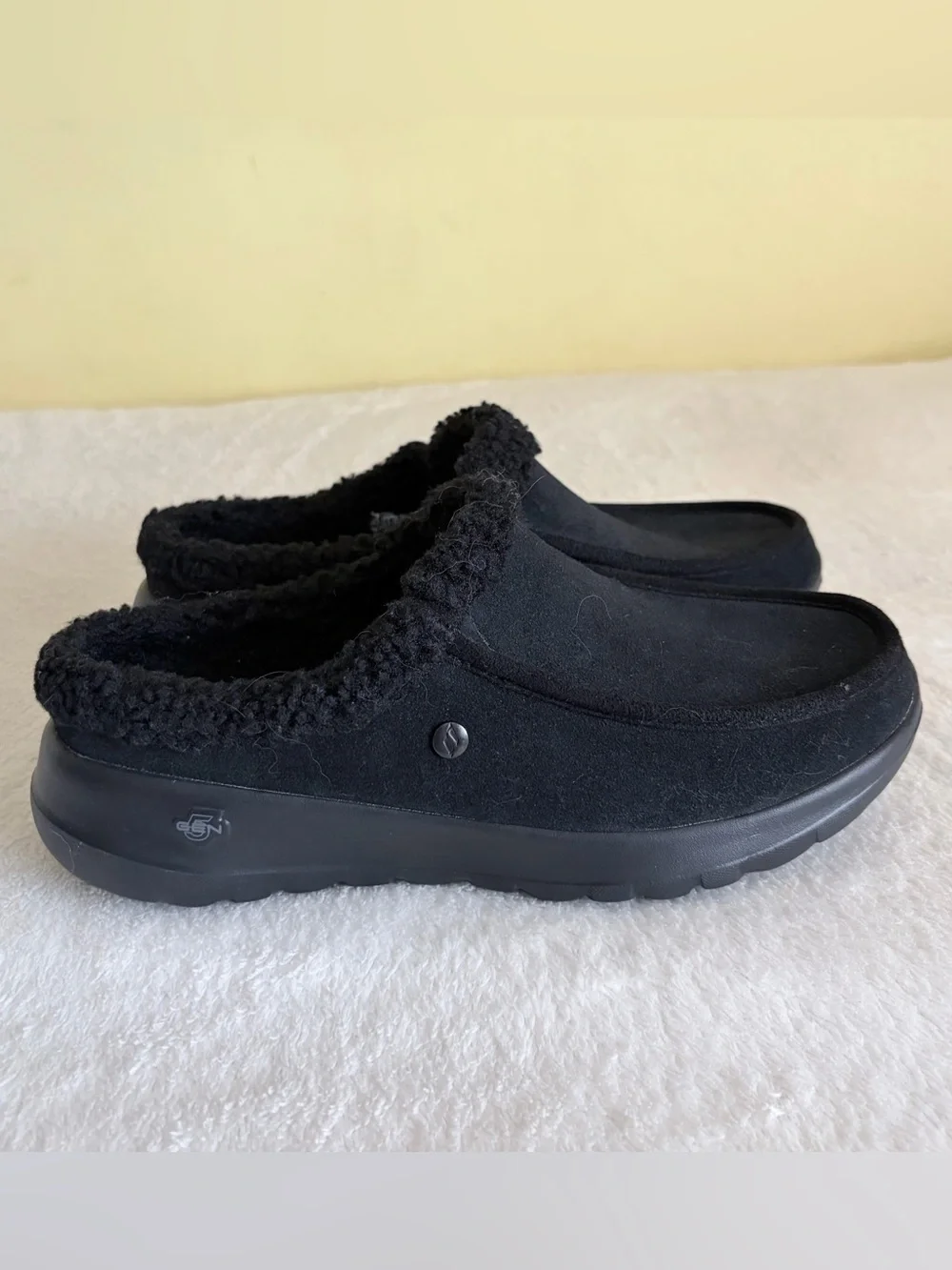 Skechers Women’s Black Sherpa-Lined Slip-On Shoes Sz 8.5